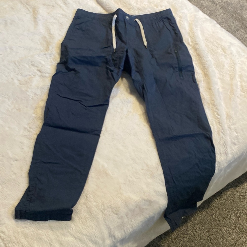 Like new Vuori hiking pants
